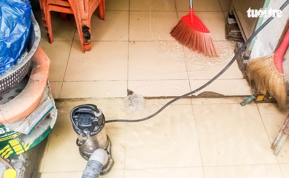 Nước ồng ộc trào lên từ trong nhà, cả khu dân cư bất ngờ ngập lênh láng - Ảnh 3. Nước ồng ộc trào lên từ trong nhà, cả khu dân cư bất ngờ ngập lênh láng - Ảnh 3.