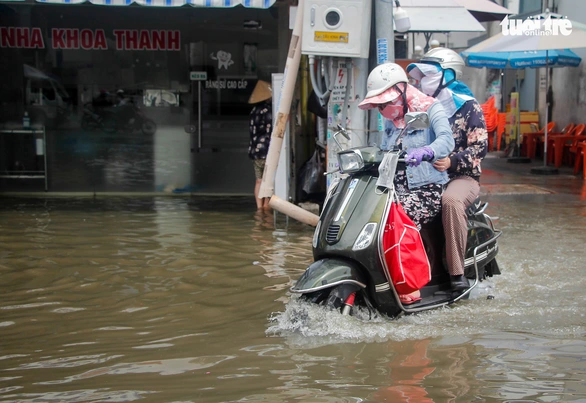 Nước ồng ộc trào lên từ trong nhà, cả khu dân cư bất ngờ ngập lênh láng - Ảnh 5. Nước ồng ộc trào lên từ trong nhà, cả khu dân cư bất ngờ ngập lênh láng - Ảnh 5.