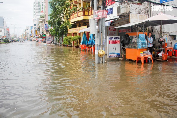 Nước ồng ộc trào lên từ trong nhà, cả khu dân cư bất ngờ ngập lênh láng - Ảnh 4. Nước ồng ộc trào lên từ trong nhà, cả khu dân cư bất ngờ ngập lênh láng - Ảnh 4.