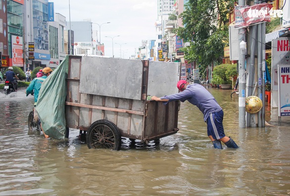 Nước ồng ộc trào lên từ trong nhà, cả khu dân cư bất ngờ ngập lênh láng - Ảnh 6. Nước ồng ộc trào lên từ trong nhà, cả khu dân cư bất ngờ ngập lênh láng - Ảnh 6.