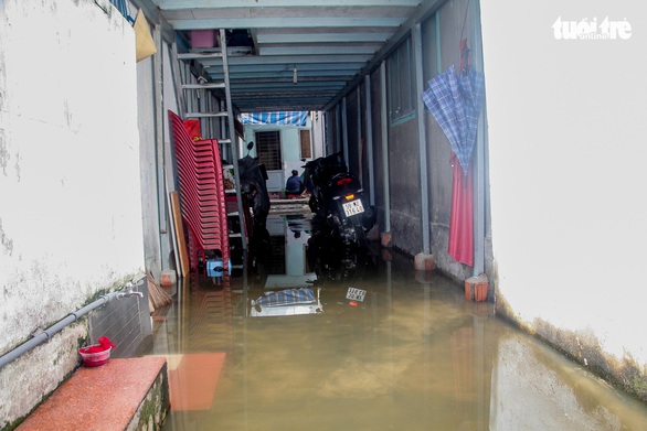 Nước ồng ộc trào lên từ trong nhà, cả khu dân cư bất ngờ ngập lênh láng - Ảnh 7. Nước ồng ộc trào lên từ trong nhà, cả khu dân cư bất ngờ ngập lênh láng - Ảnh 7.