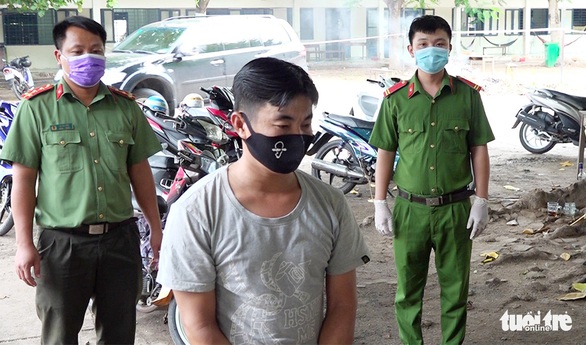 Bị bắt vì đưa người trái phép qua biên giới với giá 250.000 - 300.000 đồng/người - Ảnh 1. Bị bắt vì đưa người trái phép qua biên giới với giá 250.000 - 300.000 đồng/người - Ảnh 1.