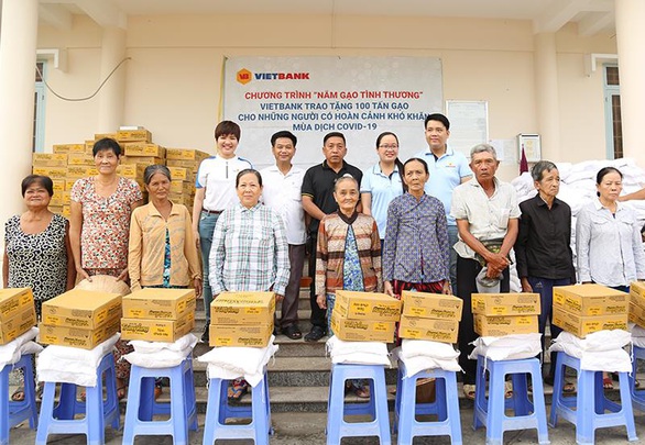100 tấn gạo từ Vietbank được trao tặng đến các gia đình gặp khó khăn - Ảnh 4. 100 tấn gạo từ Vietbank được trao tặng đến các gia đình gặp khó khăn - Ảnh 4.