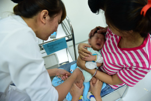 Tiêm vắcxin ngừa bạch hầu miễn phí cho trẻ dưới 7 tuổi - Ảnh 1.