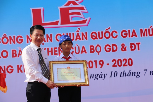 Bộ GD-ĐT tặng bằng khen nam sinh lớp 6 dọn rác chắn cống - Ảnh 1. Bộ GD-ĐT tặng bằng khen nam sinh lớp 6 dọn rác chắn cống - Ảnh 1.