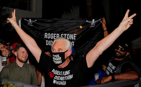 Ông Trump giúp cựu cố vấn thân cận Roger Stone thoát án tù 40 tháng - Ảnh 1. Ông Trump giúp cựu cố vấn thân cận Roger Stone thoát án tù 40 tháng - Ảnh 1.