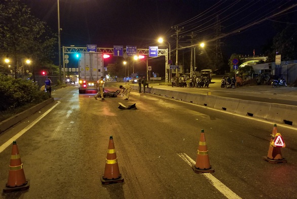 Chạy xe máy vào đường cấm, 2 người thương vong - Ảnh 3. Chạy xe máy vào đường cấm, 2 người thương vong - Ảnh 3.