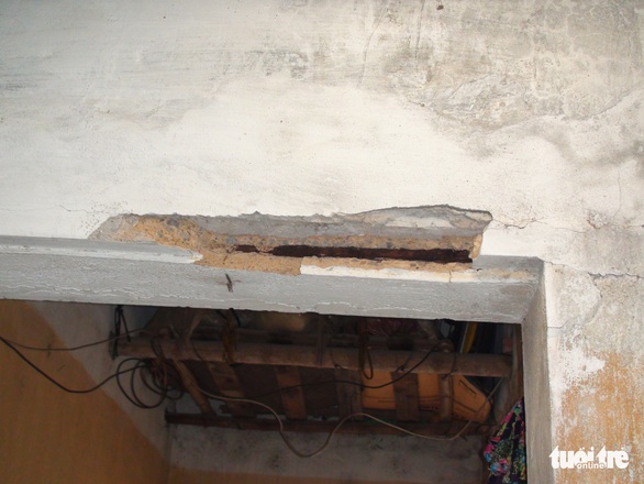 Người dân mất ngủ vì sống trong nhà nứt toác sau cải tạo đường - Ảnh 2. Người dân mất ngủ vì sống trong nhà nứt toác sau cải tạo đường - Ảnh 2.
