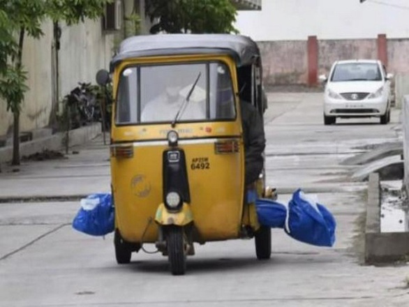 Sốc với cảnh chở thi thể bệnh nhân COVID-19 bằng xe tuk tuk - Ảnh 1. Sốc với cảnh chở thi thể bệnh nhân COVID-19 bằng xe tuk tuk - Ảnh 1.