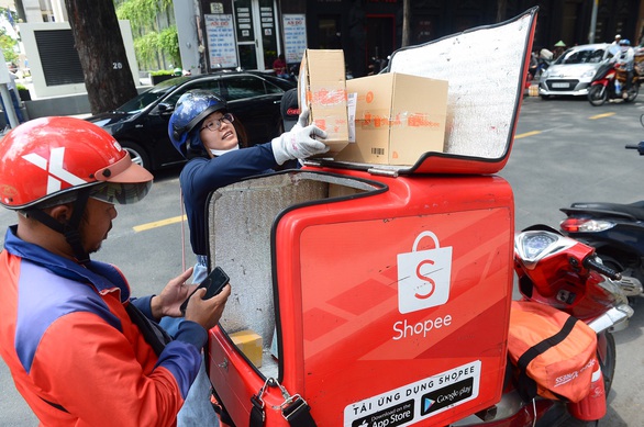 Shopee: thanh toán không tiền mặt đang dần phổ biến ở nhóm người dùng lớn tuổi - Ảnh 1. Shopee: thanh toán không tiền mặt đang dần phổ biến ở nhóm người dùng lớn tuổi - Ảnh 1.