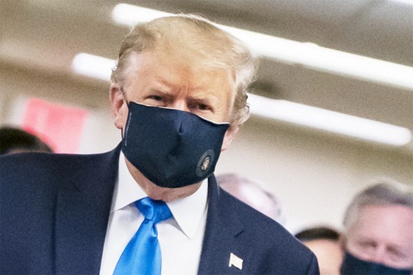 Vì sao ông Trump cuối cùng cũng chịu đeo khẩu trang? - Ảnh 1. Vì sao ông Trump cuối cùng cũng chịu đeo khẩu trang? - Ảnh 1.