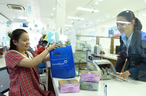 Lãi giảm, gửi tiền ngân hàng cách nào lợi nhất? - Ảnh 1. Lãi giảm, gửi tiền ngân hàng cách nào lợi nhất? - Ảnh 1.