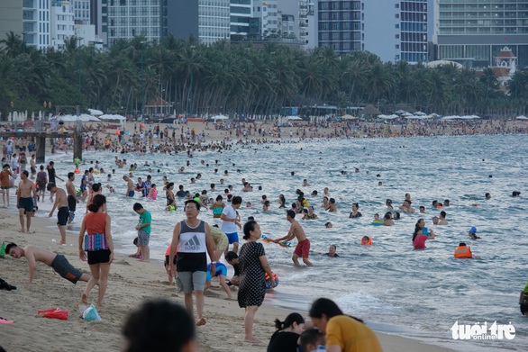 Du lịch Nha Trang giảm giá sâu, khách đông trở lại - Ảnh 1. Du lịch Nha Trang giảm giá sâu, khách đông trở lại - Ảnh 1.
