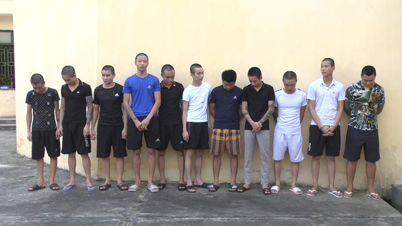 Bắt 11 thanh niên dùng dao kiếm đánh nhau như phim hành động - Ảnh 1. Bắt 11 thanh niên dùng dao kiếm đánh nhau như phim hành động - Ảnh 1.