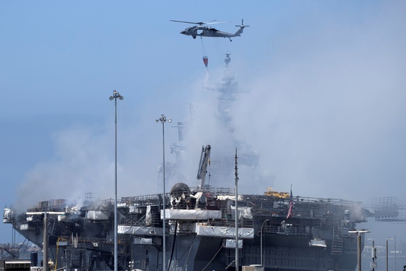 Hai ngày vẫn chưa dập xong đám cháy tàu tấn công đổ bộ USS Bonhomme Richard - Ảnh 1. Hai ngày vẫn chưa dập xong đám cháy tàu tấn công đổ bộ USS Bonhomme Richard - Ảnh 1.