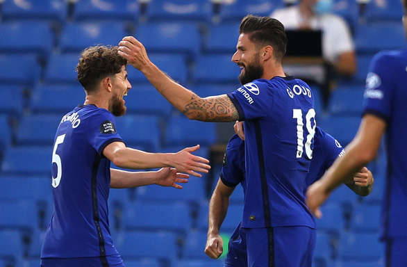 Giroud bay người đánh đầu ghi bàn giúp Chelsea củng cố vị trí thứ 3 - Ảnh 1. Giroud bay người đánh đầu ghi bàn giúp Chelsea củng cố vị trí thứ 3 - Ảnh 1.