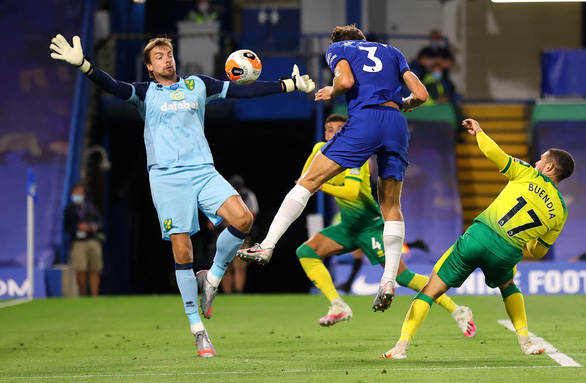 Giroud bay người đánh đầu ghi bàn giúp Chelsea củng cố vị trí thứ 3 - Ảnh 2. Giroud bay người đánh đầu ghi bàn giúp Chelsea củng cố vị trí thứ 3 - Ảnh 2.