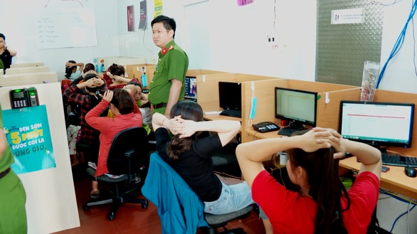 Triệt phá nhóm lừa trúng thưởng qua mạng viễn thông tại Nha Trang - Ảnh 3. Triệt phá nhóm lừa trúng thưởng qua mạng viễn thông tại Nha Trang - Ảnh 3.