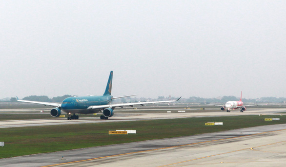 Giãn lượt cất, hạ cánh tại sân bay Nội Bài và Tân Sơn Nhất - Ảnh 1.