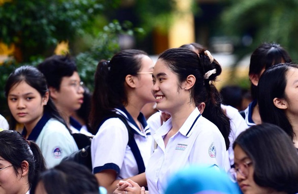 Thí sinh nói đề thi ngoại ngữ lớp 10 TP.HCM bình thường - Ảnh 1. Thí sinh nói đề thi ngoại ngữ lớp 10 TP.HCM bình thường - Ảnh 1.