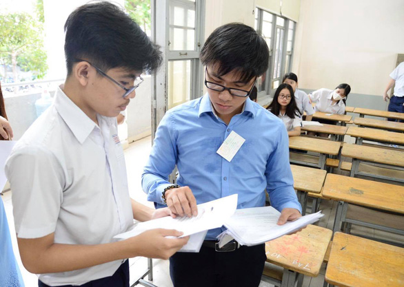 Sáng nay 16-7 thi tuyển sinh lớp 10 TP.HCM: Đề thi dễ hơn? - Ảnh 1. Sáng nay 16-7 thi tuyển sinh lớp 10 TP.HCM: Đề thi dễ hơn? - Ảnh 1.
