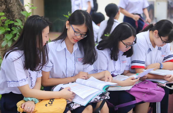 Sáng nay 16-7 thi tuyển sinh lớp 10 TP.HCM: Đề thi dễ hơn? - Ảnh 12. Sáng nay 16-7 thi tuyển sinh lớp 10 TP.HCM: Đề thi dễ hơn? - Ảnh 12.