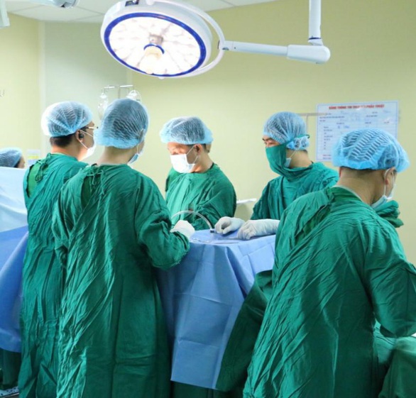 Bác sĩ Chợ Rẫy lên Kon Tum trong đêm mổ cho bệnh nhân vụ xe khách rơi xuống vực - Ảnh 1. Bác sĩ Chợ Rẫy lên Kon Tum trong đêm mổ cho bệnh nhân vụ xe khách rơi xuống vực - Ảnh 1.