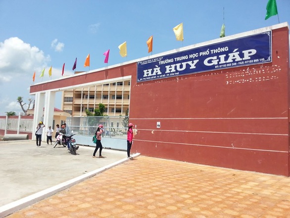 Một nam sinh lớp 10 tử vong do ngã từ lầu cao của trường xuống đất - Ảnh 1. Một nam sinh lớp 10 tử vong do ngã từ lầu cao của trường xuống đất - Ảnh 1.