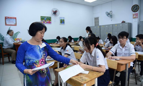 Sáng nay thi lớp 10 ở Hà Nội, TP.HCM: Dù kết quả thế nào thì bố mẹ vẫn yêu con - Ảnh 10. Sáng nay thi lớp 10 ở Hà Nội, TP.HCM: Dù kết quả thế nào thì bố mẹ vẫn yêu con - Ảnh 10.