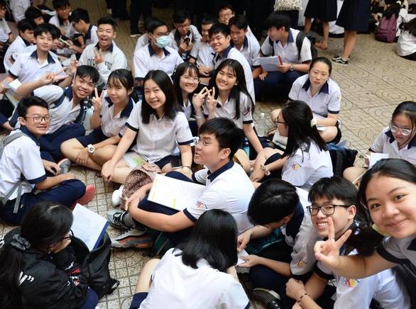 Sáng nay thi lớp 10 ở Hà Nội, TP.HCM: Dù kết quả thế nào thì bố mẹ vẫn yêu con - Ảnh 2. Sáng nay thi lớp 10 ở Hà Nội, TP.HCM: Dù kết quả thế nào thì bố mẹ vẫn yêu con - Ảnh 2.