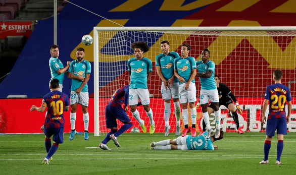 Messi lập siêu phẩm đá phạt, Barca vẫn bại trận trước 10 người Osasuna - Ảnh 2. Messi lập siêu phẩm đá phạt, Barca vẫn bại trận trước 10 người Osasuna - Ảnh 2.