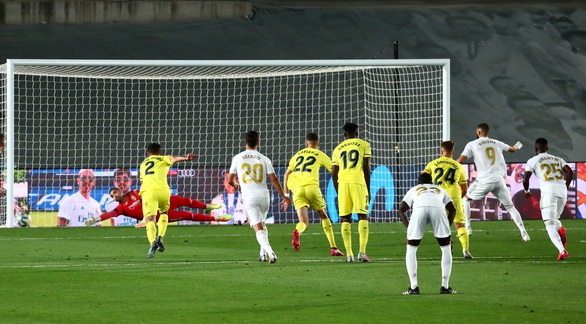 Benzema lập cú đúp đưa Real Madrid lên ngôi vô địch La Liga - Ảnh 3. Benzema lập cú đúp đưa Real Madrid lên ngôi vô địch La Liga - Ảnh 3.
