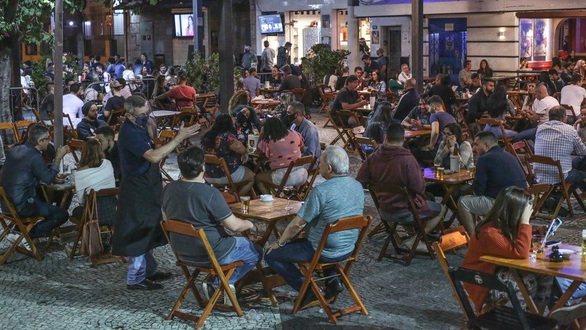 Brazil vượt mốc 2 triệu ca COVID-19, không đủ quan tài chôn người chết - Ảnh 7. Brazil vượt mốc 2 triệu ca COVID-19, không đủ quan tài chôn người chết - Ảnh 7.