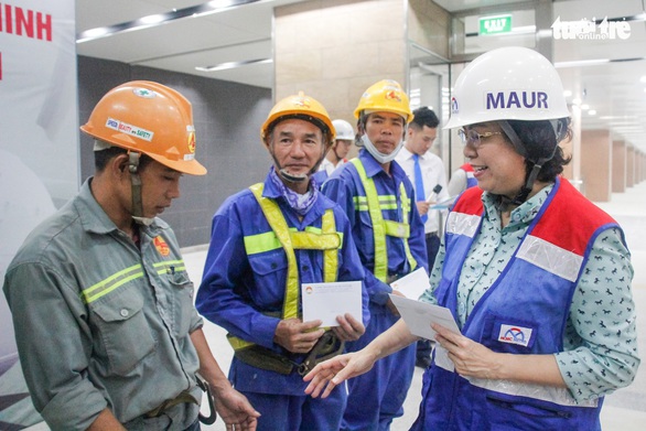 Lãnh đạo Ủy ban MTTQ TP tham quan ga metro TP và tặng quà cho công nhân - Ảnh 2. Lãnh đạo Ủy ban MTTQ TP tham quan ga metro TP và tặng quà cho công nhân - Ảnh 2.