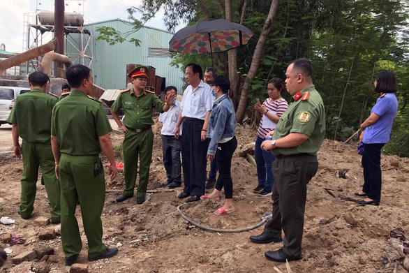 Bị bắt quả tang chôn rác thải công nghiệp trái phép, Công ty Shing Mark đổ thừa cho công nhân - Ảnh 3. Bị bắt quả tang chôn rác thải công nghiệp trái phép, Công ty Shing Mark đổ thừa cho công nhân - Ảnh 3.