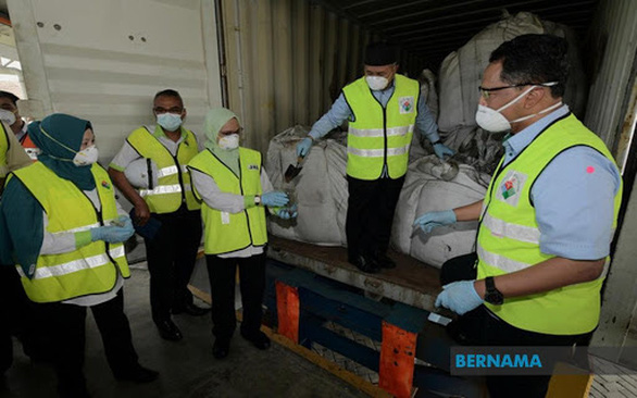 Malaysia chưng hửng với 110 container kẽm đặc là bụi lò thép độc hại - Ảnh 1. Malaysia chưng hửng với 110 container kẽm đặc là bụi lò thép độc hại - Ảnh 1.