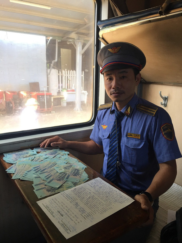 Tổ tàu SE22 gửi 100 triệu tới ga Quảng Ngãi để trả cho khách bỏ quên - Ảnh 1.