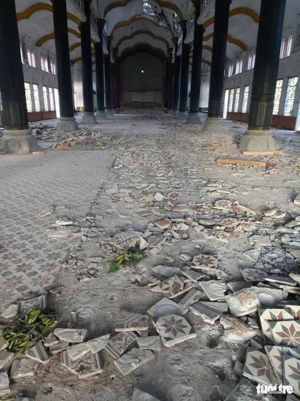 Đang tháo dỡ nhà thờ Bùi Chu - Ảnh 2.
