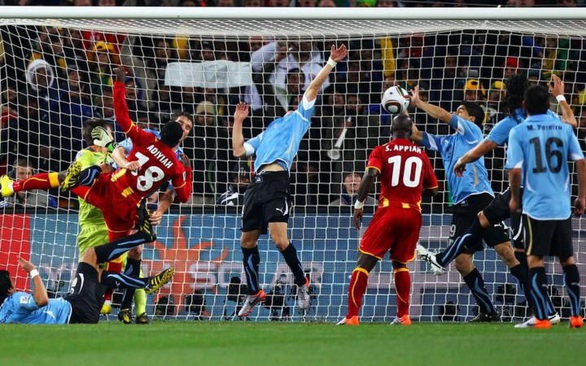 Sau 10 năm, cầu thủ Ghana vẫn cay cú với Suarez - Ảnh 1. Sau 10 năm, cầu thủ Ghana vẫn cay cú với Suarez - Ảnh 1.