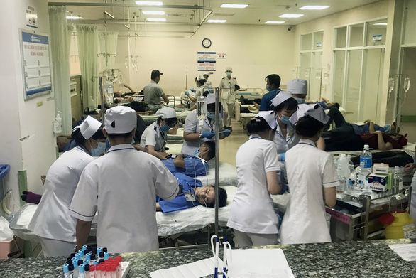 Hơn 100 công nhân nhập viện cấp cứu sau bữa cơm tối - Ảnh 1.