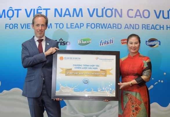 Sữa Cô Gái Hà Lan đầu tư 55 tỉ đồng chăm sóc dinh dưỡng cho học sinh - Ảnh 1. Sữa Cô Gái Hà Lan đầu tư 55 tỉ đồng chăm sóc dinh dưỡng cho học sinh - Ảnh 1.