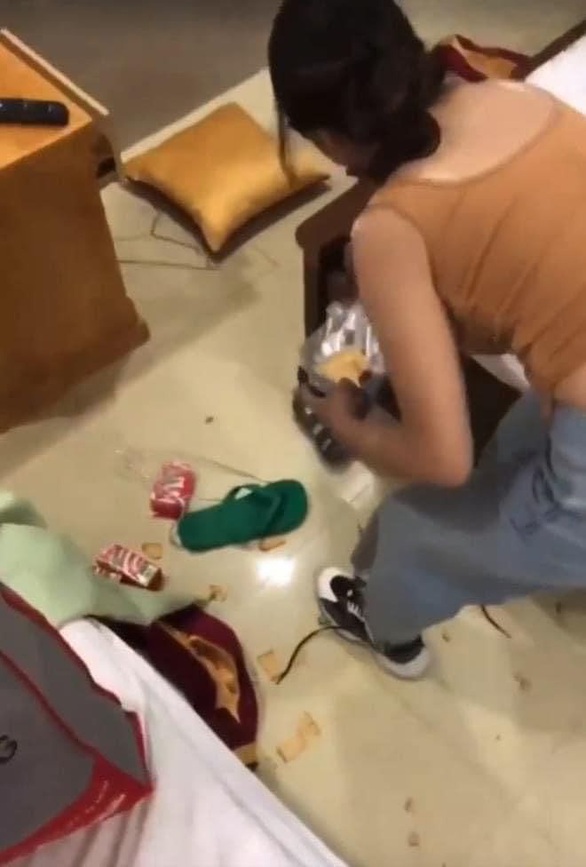 Cô gái cố tình xả rác khắp phòng khách sạn là sinh viên năm 1 nhưng đã nghỉ? - Ảnh 1. Cô gái cố tình xả rác khắp phòng khách sạn là sinh viên năm 1 nhưng đã nghỉ? - Ảnh 1.