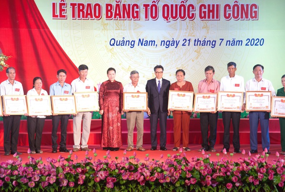 Chủ tịch Quốc hội trao bằng Tổ quốc ghi công cho thân nhân liệt sĩ - Ảnh 1. Chủ tịch Quốc hội trao bằng Tổ quốc ghi công cho thân nhân liệt sĩ - Ảnh 1.