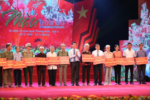Chương trình Màu hoa đỏ Món quà ý nghĩa tri ân những người có công - Ảnh 2. Chương trình Màu hoa đỏ Món quà ý nghĩa tri ân những người có công - Ảnh 2.