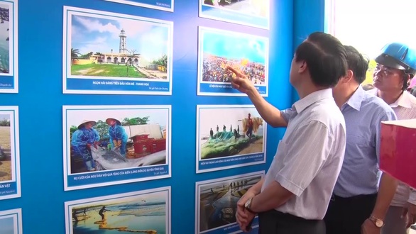Triển lãm ảnh về chủ quyền biển đảo Việt Nam và trao cờ Tổ quốc - Ảnh 2. Triển lãm ảnh về chủ quyền biển đảo Việt Nam và trao cờ Tổ quốc - Ảnh 2.