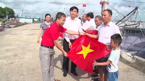 Triển lãm ảnh về chủ quyền biển đảo Việt Nam và trao cờ Tổ quốc - Ảnh 3. Triển lãm ảnh về chủ quyền biển đảo Việt Nam và trao cờ Tổ quốc - Ảnh 3.