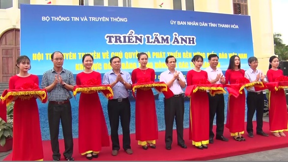 Triển lãm ảnh về chủ quyền biển đảo Việt Nam và trao cờ Tổ quốc - Ảnh 1. Triển lãm ảnh về chủ quyền biển đảo Việt Nam và trao cờ Tổ quốc - Ảnh 1.