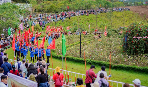 Du khách đổ lên Sa Pa hào hứng xem đua ngựa - Ảnh 6. Du khách đổ lên Sa Pa hào hứng xem đua ngựa - Ảnh 6.
