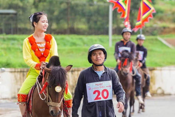 Du khách đổ lên Sa Pa hào hứng xem đua ngựa - Ảnh 7. Du khách đổ lên Sa Pa hào hứng xem đua ngựa - Ảnh 7.