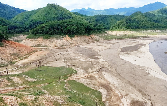 Bắc Trung Bộ nóng nhất 50 năm, gần 26.000ha lúa bị hạn - Ảnh 2.